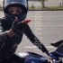 Nie draznij rosyjskiej motocyklistki Sa lepsze sposoby na smierc FILM - laska na moto rosja