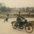 Plaszcze i berety  z wizyta w szkole jazdy sprzed 60 lat VIDEO - Szkola motocyklowa 1958