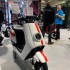 Trwaja Targi Warsaw Motor Show Superauta i gwiazdy motoryzacji w oparach driftu - Warsaw Moto Show 2019 skuter elektryczny NIU bialy