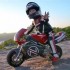 Niemcy obnizyli minimalny wiek dla kierowcow motorowerow - dziecko na motocyklu