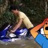 Podly Azjata probuje nauczyc Firebladea nurkowania FILM - topienie motocykla