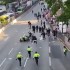 Motocykl policyjny kontra tlum protestujacych WIDEO - Motocykl policyjny kontra tlum