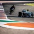 Lewis Hamilton kontra Valentino Rossi Niezwykly pojedynek na torze w Walencji GALERIA - duelo rossi hamilton 6
