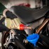 Serwis motocykla zima Jak wymienic olej - wlewanie oleju castrol do silnika