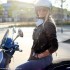 Smierc idei transportu zbiorowego Polacy chca jezdzic wlasnymi pojazdami - dziewczyna na skuterze vespa