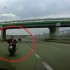 Kamikaze z umyslowym deficytem Motocyklista zajezdza droge i hamuje na autostradzie FILM - zajezdzanie drogi autostrada