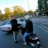 Co za burak Agresywny kierowca mercedesa atakuje skuterzystow FILM - agresywny kierowca atakuje skuterzyste