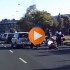 Poscigowy fakap Policjant na motocyklu uderza w tyl auta FILM - policjant na motocyklu wypadek