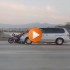 Ostatni transport Auto pcha rozbity motocykl po autostradzie VIDEO - auto pcha motka