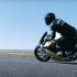 180 KM turbo V2 Pierwszy wspolny motocykl Astona Martina i Brougha juz na torze FILM - Image 007