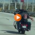 Wygibasy na motocyklu Facet cwiczy joge w czasie jazdy FILM - joga harley