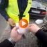 Zatrzymanie motocyklisty przez Policje do kontroli w Polsce Tak wyglada z ukrytej kamerki FILM - zatrzymanie przez policj