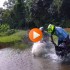 Chcial efektownie przejechac przez rzeke Zaryl nosem w dno FILM - skok do wody