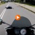 Starszy mezczyzna upada na ulicy Wspaniale zachowanie motocyklisty VIDEO - upadek