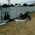 Pulawy kursantka przebila motocyklem betonowy plot Pomylila manetki - kursantka wjechala w betonowy plot