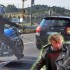 Holowala pijanego motocykliste za samochodem Policjanci nie mogli uwierzyc w to co widza - pijany motocyklsita holowanie