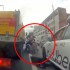 Motocyklista widzi policje i panikuje w korku FILM - korek ucieczka