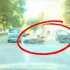 Dzien otwartych drzwi Rosyjska motocyklistka kontra wyjatkowo tepy kierowca FILM - zderzenie z drzwiami