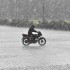 Jazda motocyklem podczas burzy lub wichury na drodze 4 zasady bezpieczenstwa - jak jezdzic motocyklem burza deszcz grad