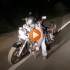 Pijany motocyklista spi swoim motocyklu na poboczu drogi FILM - motocyklista spi na drodze
