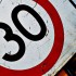 Niderlandy politycy chca wprowadzic ogolnokrajowe ograniczenie predkosci do 30 kmh w obszarze zabudowanym - znak ograniczenie 30kmh