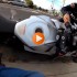 Policjant rzuca motocykliste na glebe Co ten biedny chlopak zrobil FILM - policja gleba
