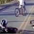 Jak kula w kregle Pijany rowerzysta sieje spustoszenie wsrod motocyklistow na drodze - pijany rowerzysta przerwaca motocyklistow w brazylii