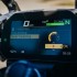 Kradzieze ekranow cieklokrystalicznych z motocykli na ulicach Zlodzieje wyrywaja TFT z zaparkowanych na ulicach motocykli - bmw r1250gs tft 2021