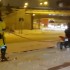 Ciagnal quadem narciarza po trzypasmowej ulicy w Poznaniu Otwarcie stokow w rezimie sanitarnym - quad ciagnie narciarza w poznaniu