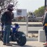 Keanu Reeves ucina sobie na ulicy pogawedke o motocyklu Arch Gdy motocyklista spotyka innego motocykliste - keanu reeves arch motorcycles rozmowa z przechodniami