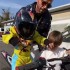 Kilkuletnie dziecko na trialowce trenuje na torze Ojciec roku - dziecko na moto