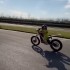 Kilkuletnie dziecko na trialowce trenuje na torze Ojciec roku - dziecko na motocyklu