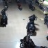 Zlodzieje ukradli cztery motocykle z salonu HarleyaDavidsona w USA FILM - kradziez motocykli dealera USA