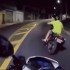 Motocyklista w klapkach ucieka przed policjantem na motocyklu w Brazylii Lepsze niz Mission Impossible 2 - brazylia policyjny poscig motocyklista ucieka w klapkach i spodenkach