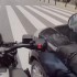 Kierowca samochodu celowo wjezdza w motocykliste Perfidna proba wymuszenia odszkodowania - samochod wjezdza celowo w motocykliste proba wymuszenia odszkodowania