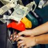 Podwyzki cen paliw Za benzyne placimy najwiecej od lipca 2014 roku Bedzie jeszcze drozej  - dystrybutor paliwa pieni dze