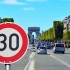 Wladze Paryza wprowadzily ograniczenie predkosci pojazdow silnikowych do 30 kmh Przepis obowiazuje od poniedzialku  - pary z uk triumfalny ogranicznie predkosci