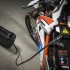 Yamaha Honda KTM i Piaggio podpisaly umowe o wspolpracy przy tworzeniu standardu wymiennych baterii w motocyklach elektrycznych - KTM Freeride E ladowanie