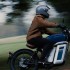 Elektryczny motocykl Maeving RM1 ma sklonnosci do retro I bardzo dobrze na tym wychodzi  - Motocykl elektryczny Maeving RM1 2