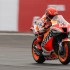 MotoGP 2022 Marc Marquez i potezny highside Wypadek wyeliminowal go z Grand Prix Indonezji - marc marquez mandalika