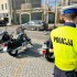 Motocyklisci i policja lacza sily Edukuja siebie na wzajem i kierowcow samochodow - policja akcja 01