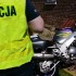 Motocyklista potracil policjanta Chcial uciec przed kontrola Skonczyl na plocie  - wypadek motocyklowy 1