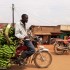 Wyprawa motocyklem po Czarnym Ladzie czyli moja przygoda z Afryka - 07 przewoz bananow Motocyklem Afryka