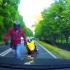 Motocyklista wymusza zatrzymanie innego pojazdu Niebezpieczna sytuacja FILM - wsciekly motocyklista 1