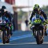 Zawodnicy motocykli MotoGP w wyscigach samochodowych Najslynniejsze nazwiska - lewis hamilton i valentino rossi na motocyklach