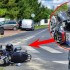 Wypadek policjanta Wywrocil sie ma motocyklu przez rozsypany zwir Kto ponosi odpowiedzialnosc  - wypadek policjanta 1