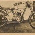 Wyscigowy motocykl WFM 125 Zjecia opis historia - Zdjecie prasowe z 1953 roku wyscigowej WFM 125 z przednim zawieszenie z tlumieniem olejowym