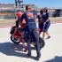 Skandal w MotoGP Mechanicy przeciwnej druzyny cialem blokowali wyjazd zawodnika - adrian fernandez blokowany przez mechanikow maxa biaggiego