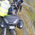 Trasa Transfogaraska Amerykanski motocyklista zawisl nad przepascia  - Trasa Transfogaraska wypadek 4
