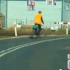 Rowerzysta wjechal na zamkniety przejazd kolejowy Akurat pod okiem policji  - przejazd kolejowy rowerzysta 1